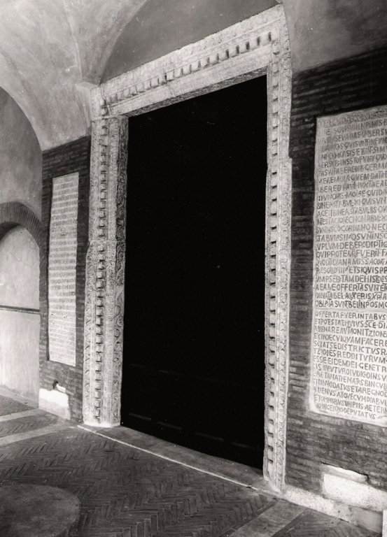 Agnus Dei tra i simboli degli evangelisti e figurazioni simboliche (portale magg